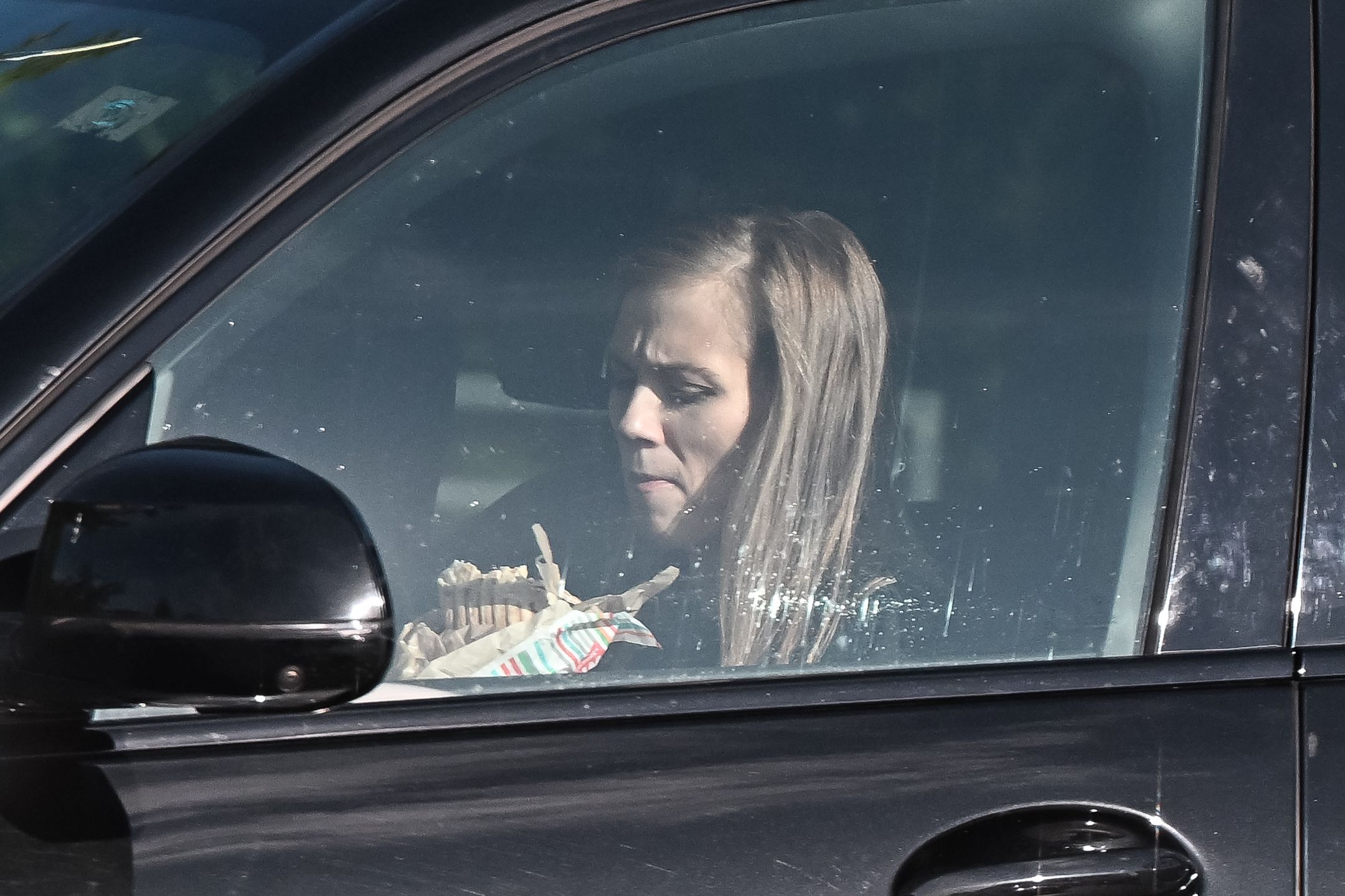 Agnieszka Kaczorowska zajada się kebabem