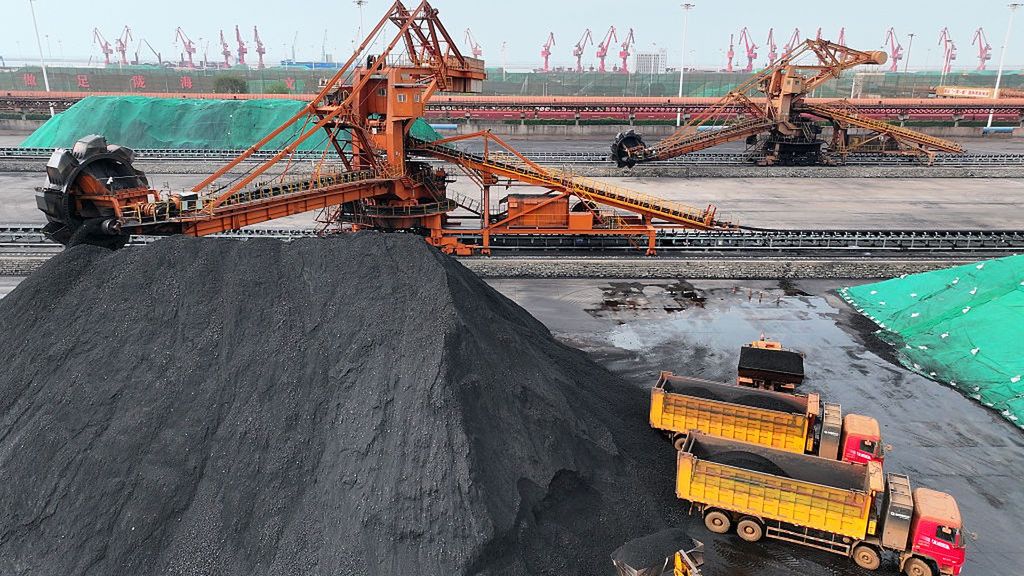 Ładowanie węgla na statek cargo w terminalu Lianyungang w China 