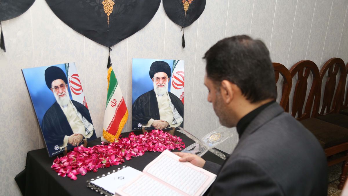 A man reads the Koran next to the portraits of Iranian supreme leader Ayatollah Ali Khamenei at the Iranian cultural center in Hyderabad, Pakistan, 01 March 2026. According to a statement from Iranian state media issued on 01 March 2026, Iranian Supreme Leader Ayatollah Ali Khamenei was killed in an airstrike during a joint USA-Israeli military campaign that began on 28 February 2026. EPA/NADEEM KHAWER Dostawca: PAP/EPA.
