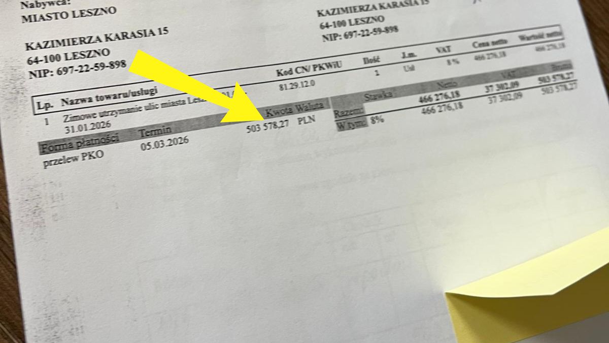 Prezydent Leszna pokazał fakturę za odśnieżanie dróg.