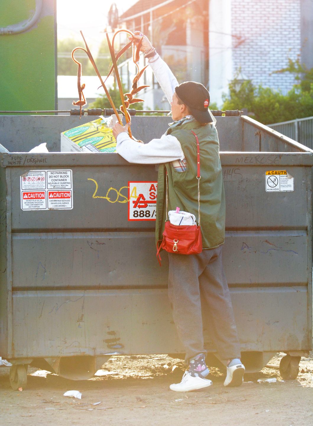 Bezdomna Loni Willison przeszukuje śmietniki w Los Angeles