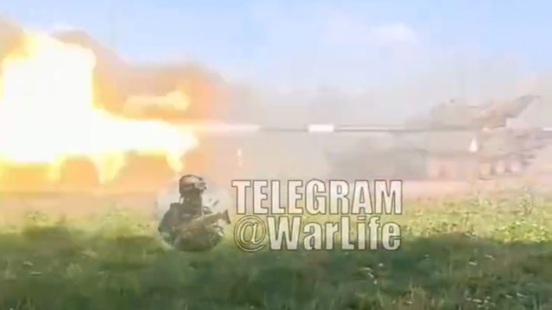 Polski czołg PT-91 Twardy strzelający do Rosjan w Rosji.