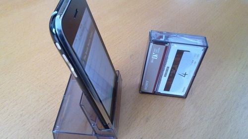Opakowanie po kasetach jako podstawka dla iPhone'a 1