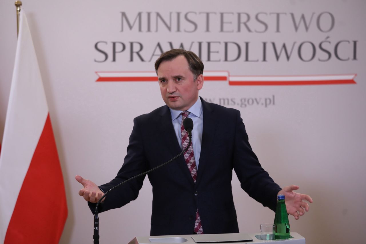 Zbigniew Ziobro podczas konferencji prasowej w Ministerstwie Sprawiedliwości. Zapowiada nowy projekt (aldg) PAP/Tomasz Gzell