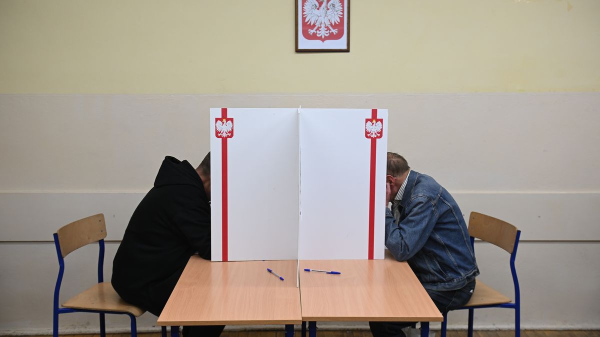 g�osowanie
Szczecin, 09.06.2024. G�osowanie w lokalu wyborczym w Szczecinie, 9 bm. W Polsce rozpocz�o si� g�osowanie w wyborach do Parlamentu Europejskiego. Lokale wyborcze zosta�y otwarte o 7. Do zako�czenia g�osowania o godzinie 21:00, trwa cisza wyborcza. (miwi) PAP/Marcin Bielecki
Marcin Bielecki
eurowybory, eurowybory 2019, g�os, g�osowa�, g�osowanie, g�oswoanie, komisja wyborcza, lokal wyborczy, parlament europejski, parlamentu europejskiego, urna, wybory europejskie