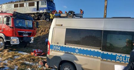 Samochód wjechał pod pociąg. Nie żyje jedna osoba, ranne dzieci