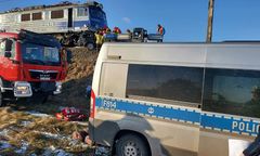 Samochód wjechał pod pociąg. Nie żyje jedna osoba, ranne dzieci