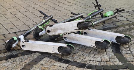 Wypadek z udziałem hulajnogi. Poszkodowana 68-letnia rowerzystka
