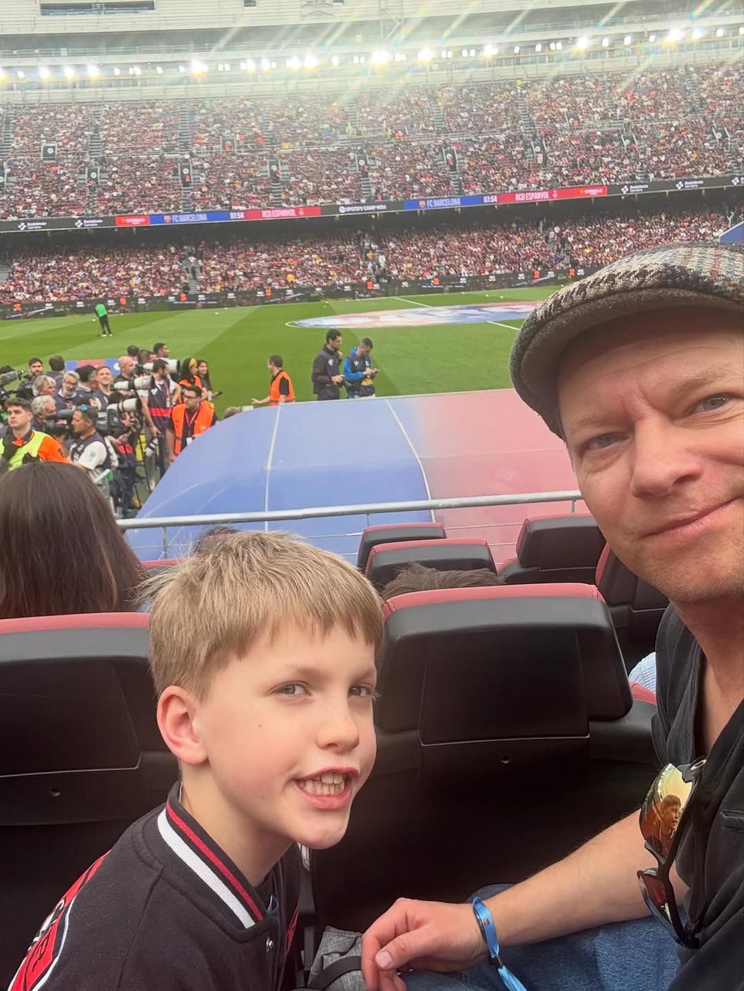 Maciej Stuhr z synem na meczu