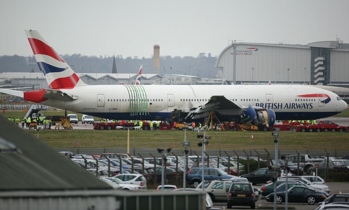 W samolocie British Airways steward-debiutant przez przypadek otworzył awaryjną konstrukcję do ewakuacji pasażerów
