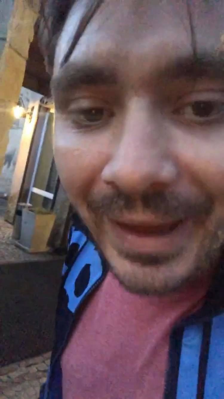Daniel Martyniuk masakruje "Sen o Warszawie" Niemena podczas pobytu w hotelu 