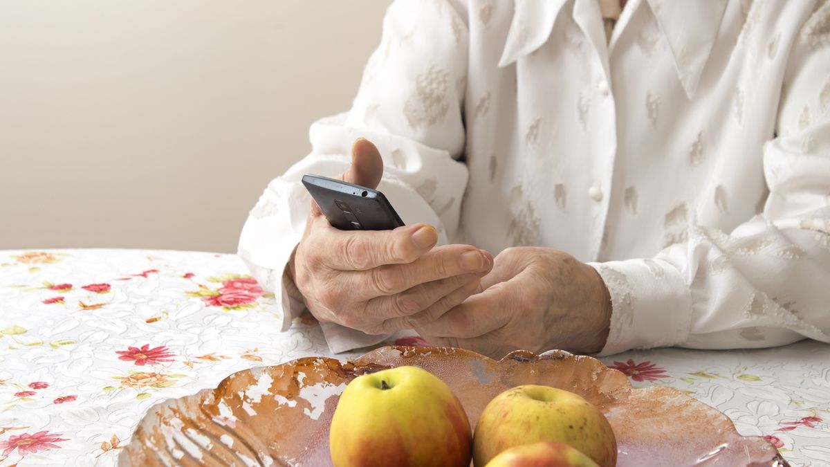 TOMASZ MAJCHROWICZjedzenie, owoc, BINARY<(7) bytes>, babcia, BINARY<(7) bytes>, BINARY<(5) bytes>, stara, kobieta, seniorka, BINARY<(6) bytes>, obrus, czeka, telefon, BINARY<(11) bytes>, oczekiwanie, telefon komórkowy