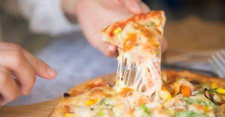 Pizza na piętce od chleba. Klasyk dla oszczędnych