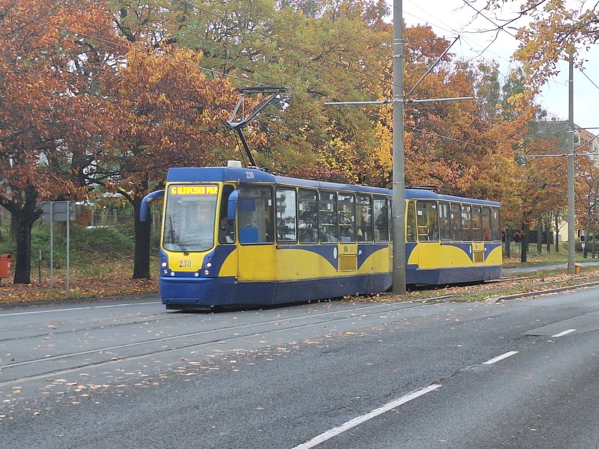 Tramwaj na ulicy Traugutta w Toruniu