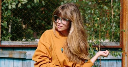 Połącz styl z wygodą i wybierz modną bluzę! Sprawdź, jakie modele królują w letnich trendach