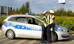 Policjanci przyłapani na służbie. Nagranie hitem w sieci