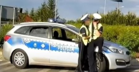 Policjanci przyłapani na służbie. Nagranie hitem w sieci