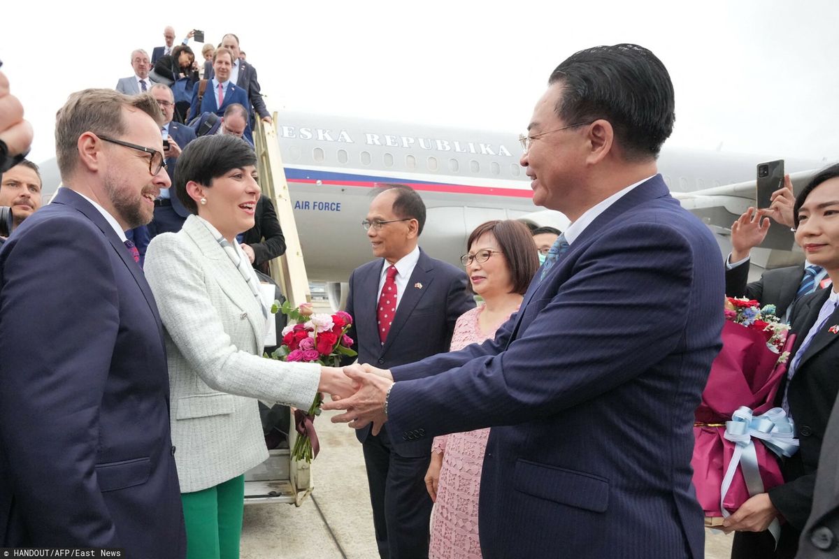 Przewodniczącą czeskiego parlamentu Marketa Pekarova Adamova została powitana przez Ministra Spraw Zagranicznych Tajwanu Josepha Wu po przybyciu na lotnisko Sungshan w Tajpej