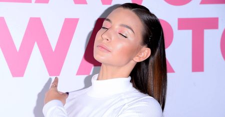 Julia Wieniawa topless. Zasłania się książką
