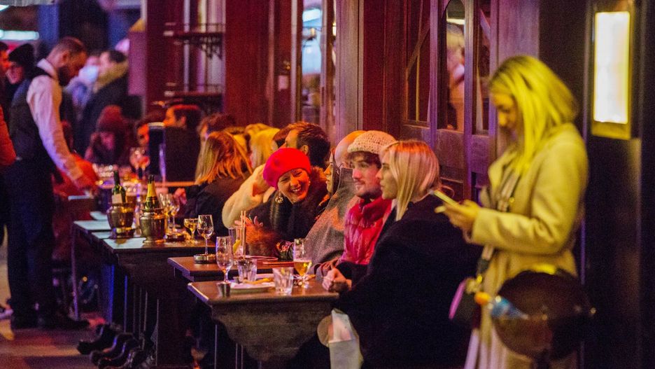 04.12.2021 Londyn, Wielka Brytania. W okresie przedświatecznym, Brytyjczycy w pełni wykorzystują Sobotni wieczór na Soho w centrum Londynu, pomimo wzrostu liczby zakażeń na nowa odmianę wirusa Omicron. 