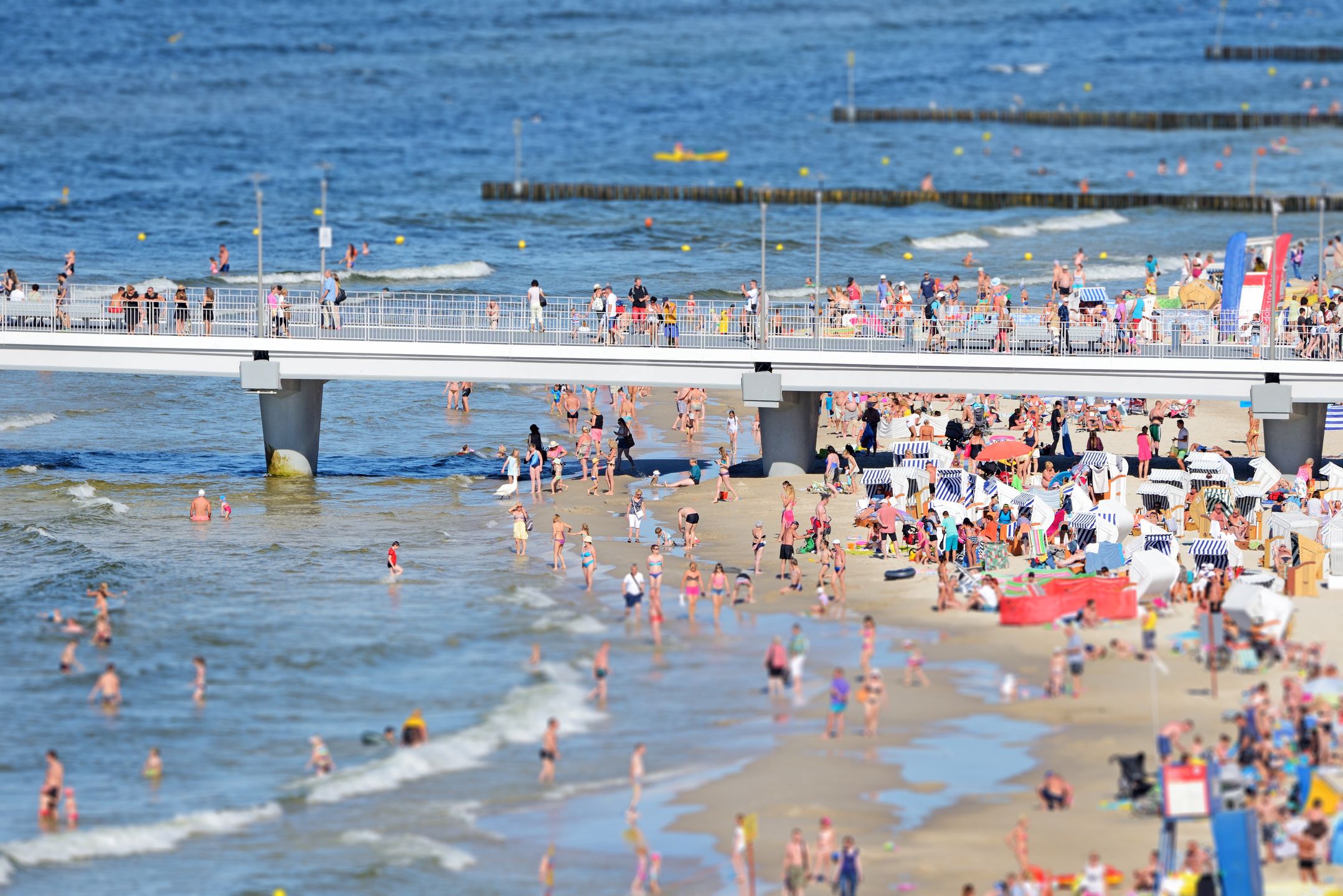Plaża nad Bałtykiem wypełniona tłumem turystów 