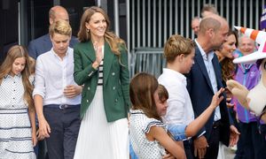 Księżna Kate i książę William rozdają uśmiechy w towarzystwie gromadki pociech. Książę George dogania już rodziców wzrostem (ZDJĘCIA)