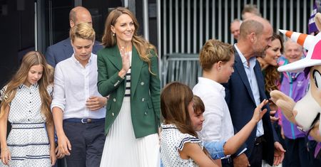 Księżna Kate i książę William rozdają uśmiechy w towarzystwie gromadki pociech. Książę George dogania już rodziców wzrostem (ZDJĘCIA)