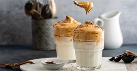 Dalgona coffee. Kawa o smaku krówki, którą zrobisz w kilka chwil