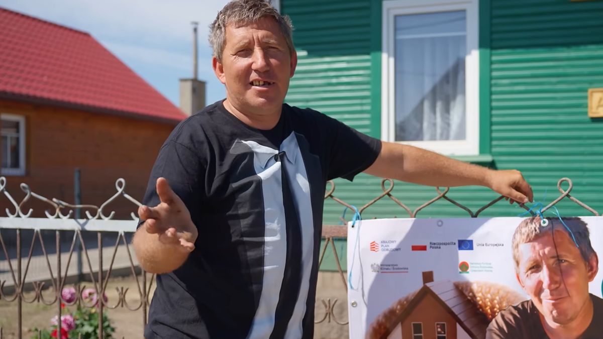 Andrzej z Plutycz posadził trawę przed domem