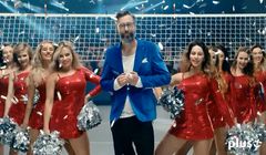 Szymon Majewski z siatkarskimi chearleaderkami reklamuje rejestrowanie numerów na kartę w Plusie (wideo)