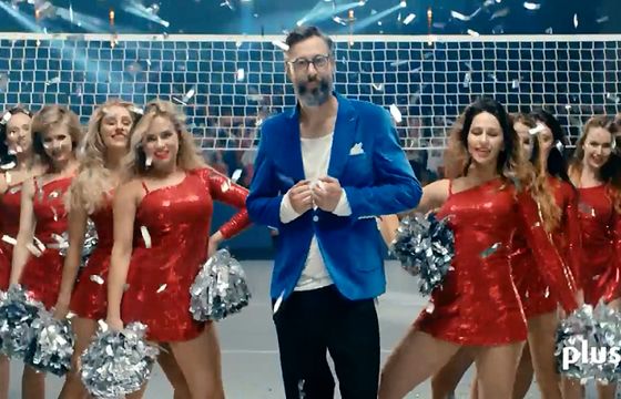 Szymon Majewski z siatkarskimi chearleaderkami reklamuje rejestrowanie numerów na kartę w Plusie (wideo)
