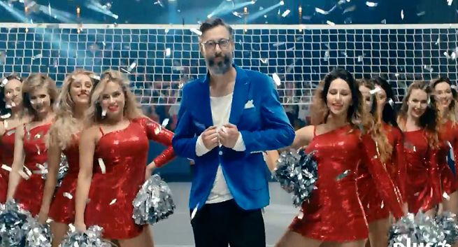 Szymon Majewski z siatkarskimi chearleaderkami reklamuje rejestrowanie numerów na kartę w Plusie (wideo)