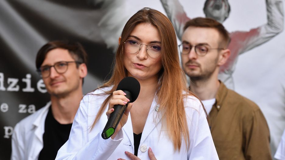 Protest medyków. Konferencja prasowa komitetu strajkowego. Na zdjęciu Anna Bazydło, wiceprzewodnicząca Porozumienia Rezydentów 