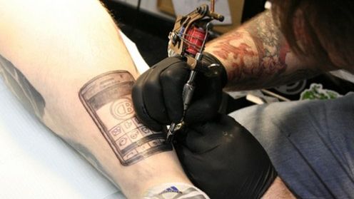 Tatuaż na nodze w imię miłości do BlackBerry 1