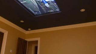 Mama zamontowała dziecku 98calowy telewizor w suficie 1