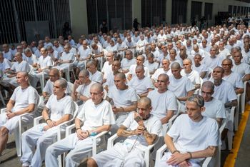 Tak sądzą bandytów. Niewiarygodne zdjęcia z Salwadoru