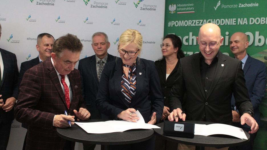 Podpisanie umów na wyświetlacze prędkości