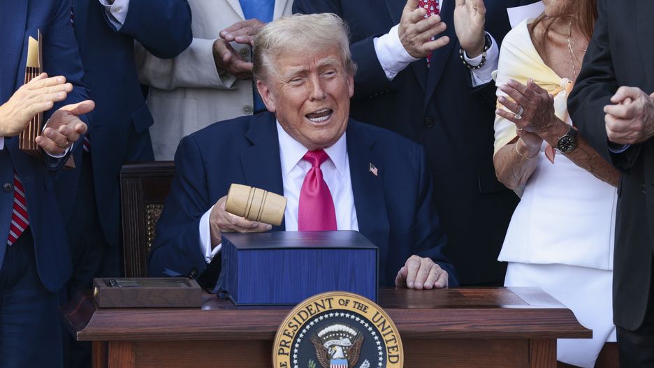 US President Donald J. Trump, with the gavel Speaker of the House Mike Johnson gave him, after signing his 'Big Beautiful Bill' into law during the Independence Day Military Family Picnic on the South Lawn of the White House in Washington, DC, USA 04 July 2025. The Independence Day festivities also include President Trump signing his 'Big Beautiful Bill' into law, military flyovers and the annual fireworks display on the National Mall. EPA/SHAWN THEW Dostawca: PAP/EPA.