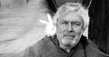 Miał tylko 61 lat. Grób aktora widać z daleka