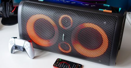 Przed tym głośnikiem bezprzewodowym chowa się niejeden subwoofer. Testuję Hisense Party Rocker One
