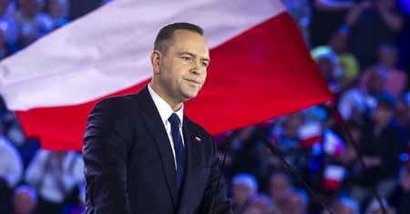 "Opowiada pan bzdury". Biejat zapytała Nawrockiego o podatek katastralny
