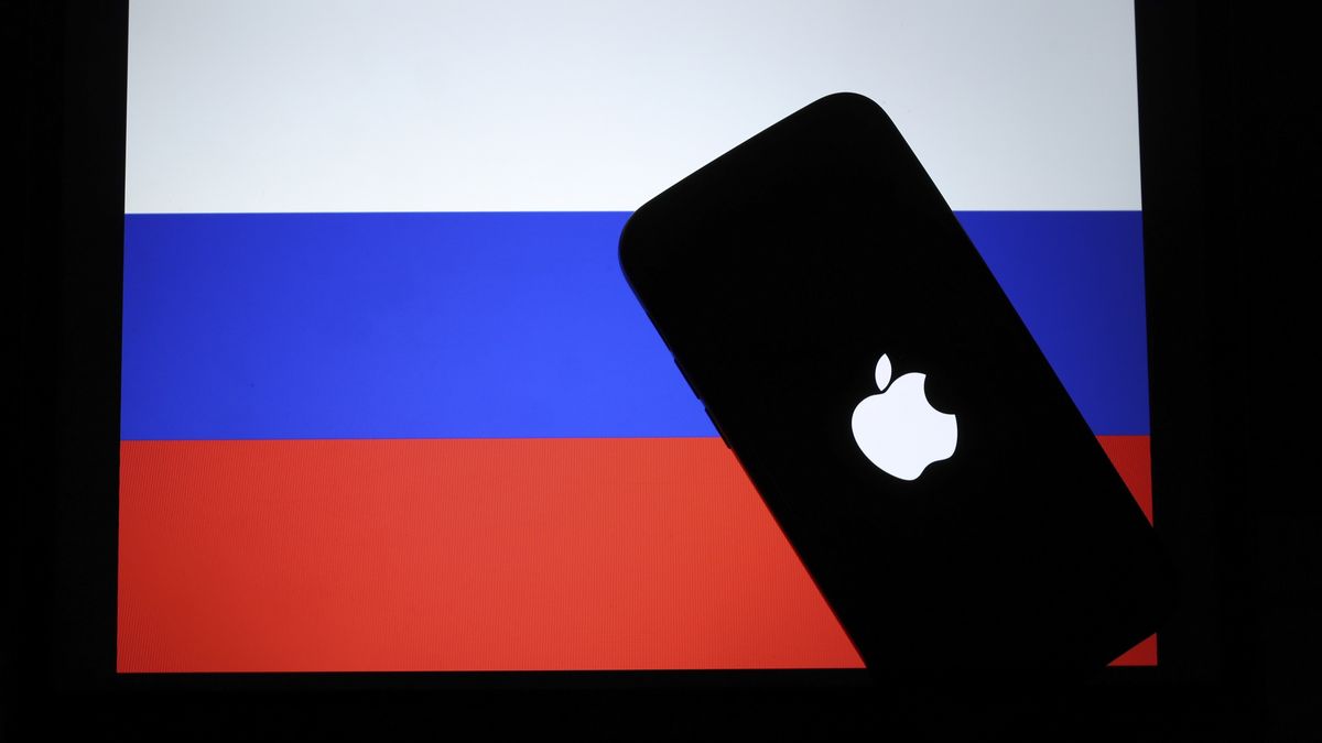 ANKARA, TURKIYE - JANUARY 31: In this photo illustration, the logo of Apple on a smartphone and the Russian flag are displayed in Ankara, Turkiye on January 31, 2022. (Photo by Celal Gunes/Anadolu Agency via Getty Images)