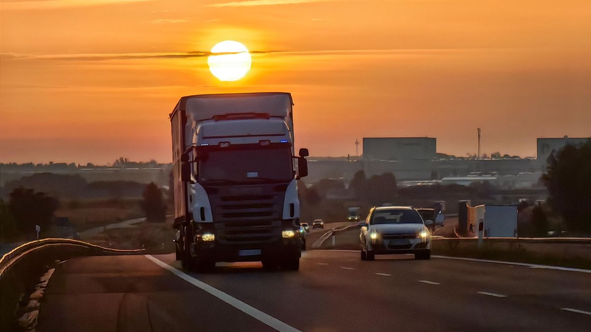 autostrada A2
MOP Konotopa, 3.10.2023. Tiry na autostradzie A2 w kierunku �odzi o wschodzie s�o�ca w pobli�u MOP Konotopa, 3 bm. (dw)
PAP/Kalbar
Kalbar
ilustracja, ilustracje, jesienne, jesie�, niebie, niebo, pasy ruchu, pogoda, ruch drogowy, samochody ci�arowe, samoch�d ci�arowy, s�o�ce, tir, trasa, wiadukt, zach�d s�o�ca