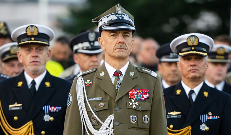 Gen. Andrzejczak po dymisji ruszył do Pragi. Pałac Prezydencki o "podtekście politycznym"