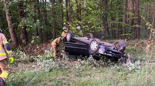 Obrocz: Mercedes dachował na biegnącej przez las drodze. Kierowca uciekł pieszo