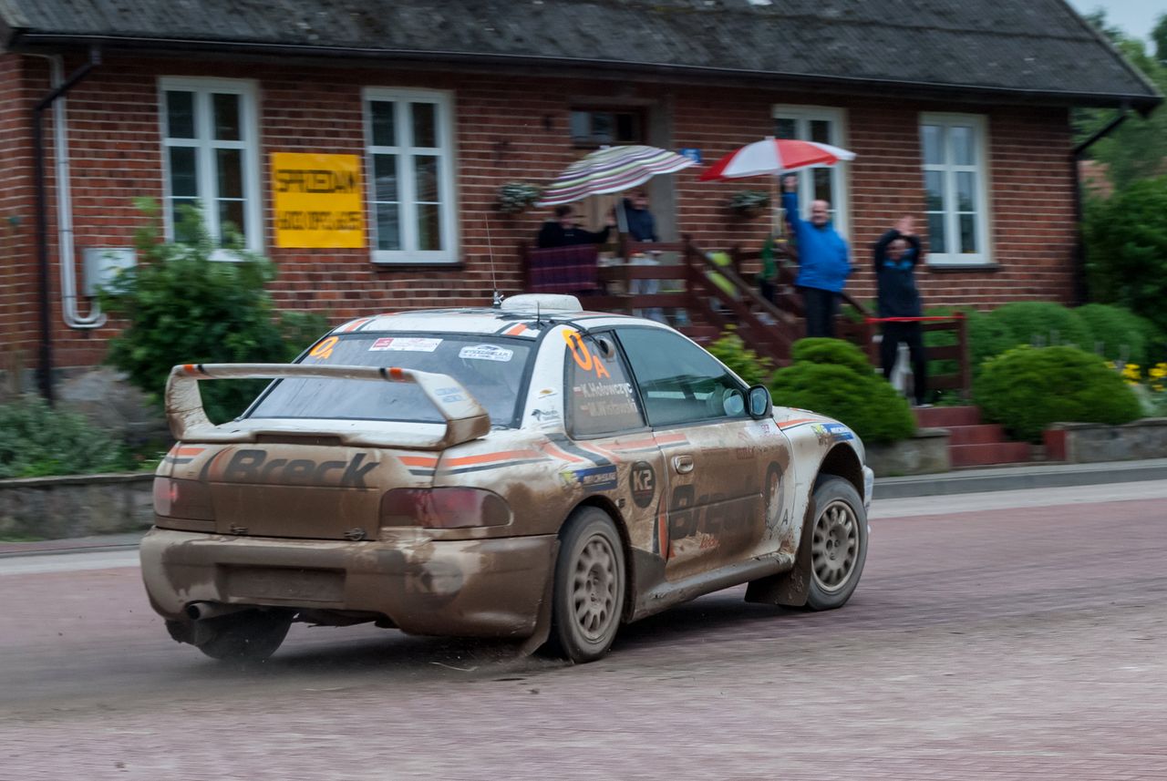 Popularna "babcia", czyli Impreza WRC - tutaj nieprzypadkowo idzie pełnym bokiem na wyjściu z szykany