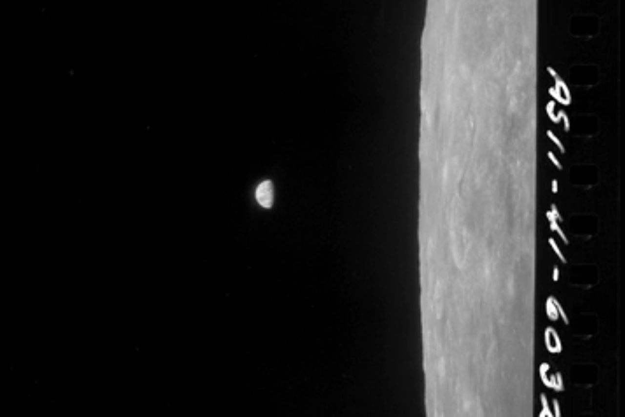 Zdjęcia z misji Apollo 11 przedstawiają pierwszy wschód Ziemi, który zobaczyli astronauci.