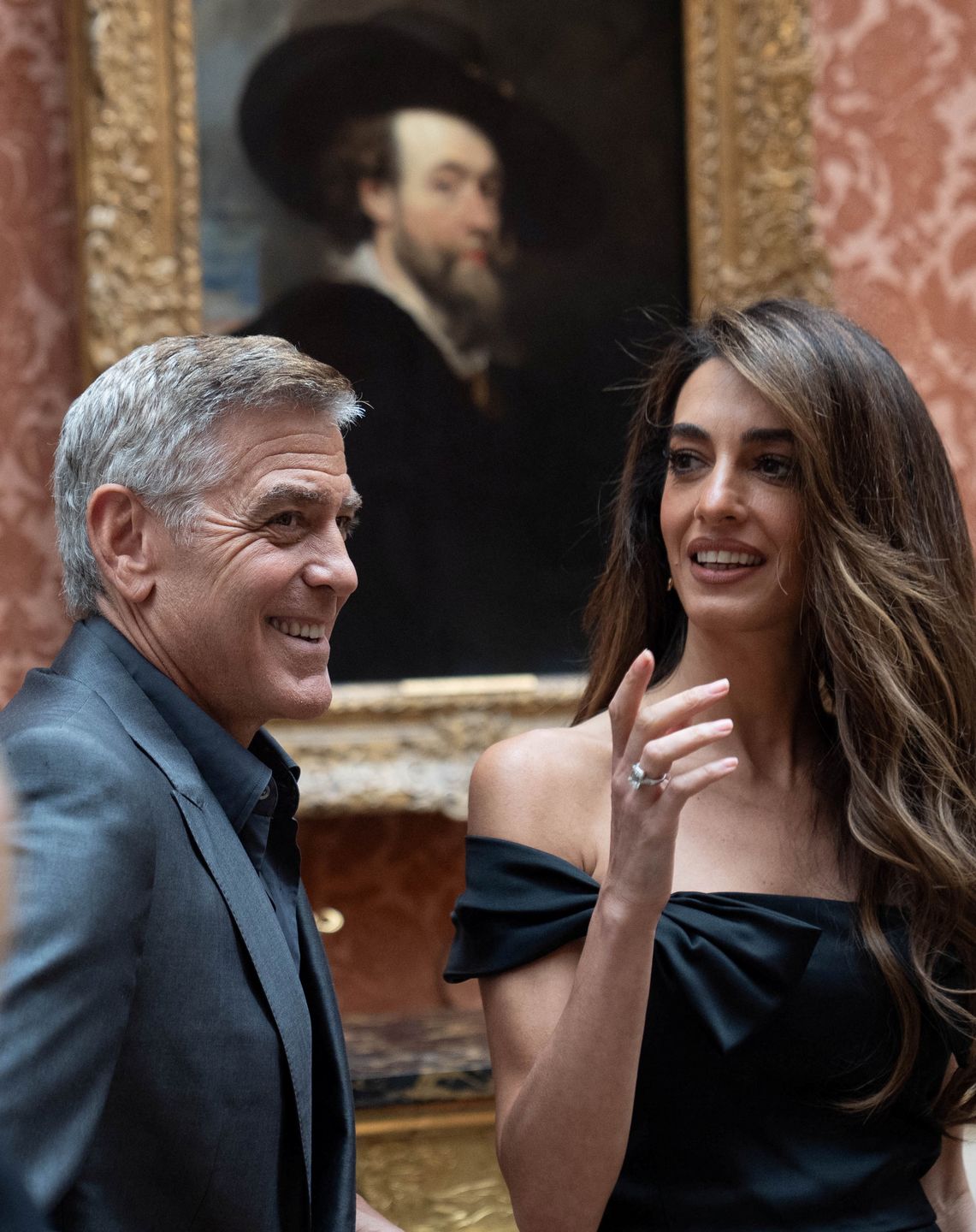 George i Amal Clooneyowie u króla Karola III