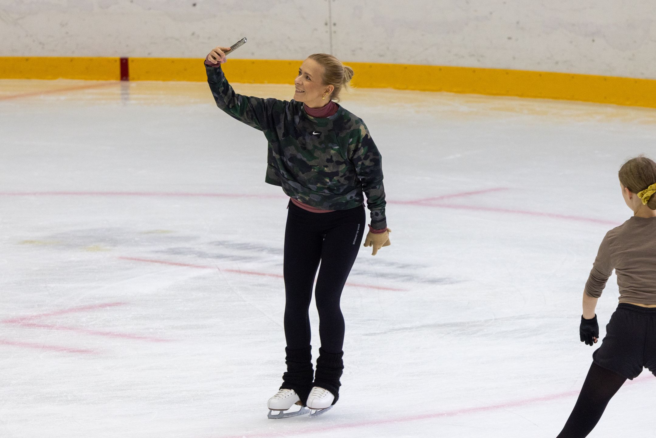 Aneta Zając wybrała się z synami na lodowisko