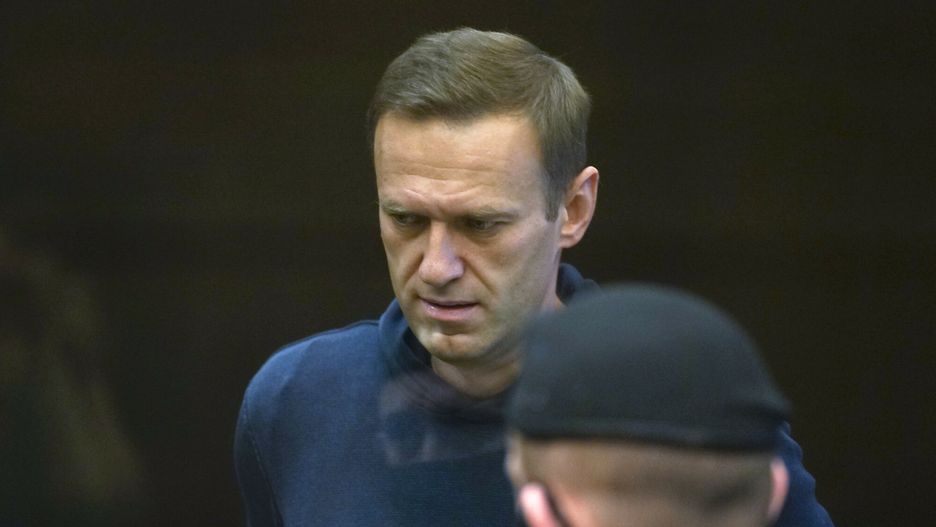 Aleksiej Nawalny skazany na koloni? karn?.
In this handout photo provided by Moscow City Court Russian opposition leader Alexei Navalny stands in the cage during a hearing to a motion from the Russian prison service to convert the suspended sentence of Navalny from the 2014 criminal conviction into a real prison term in the Moscow City Court in Moscow, Russia, Tuesday, Feb. 2, 2021. (Moscow City Court via AP)
Moscow City Court